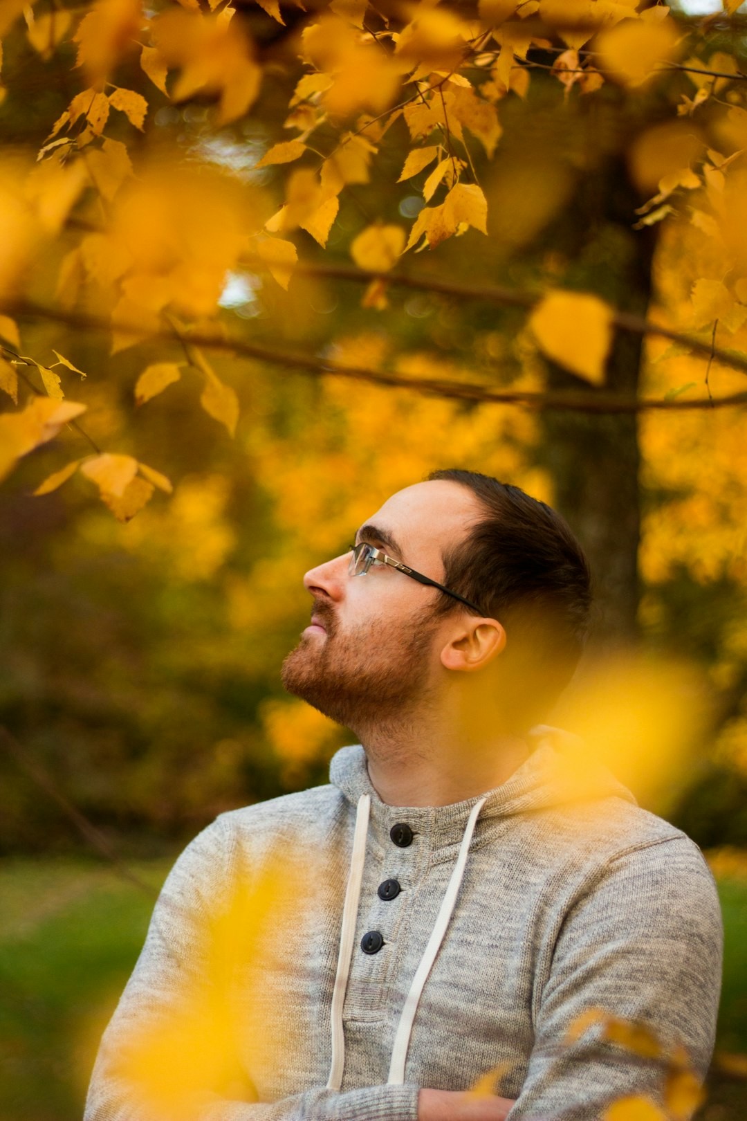 shallow focus photo of man in gray pullover hoodie